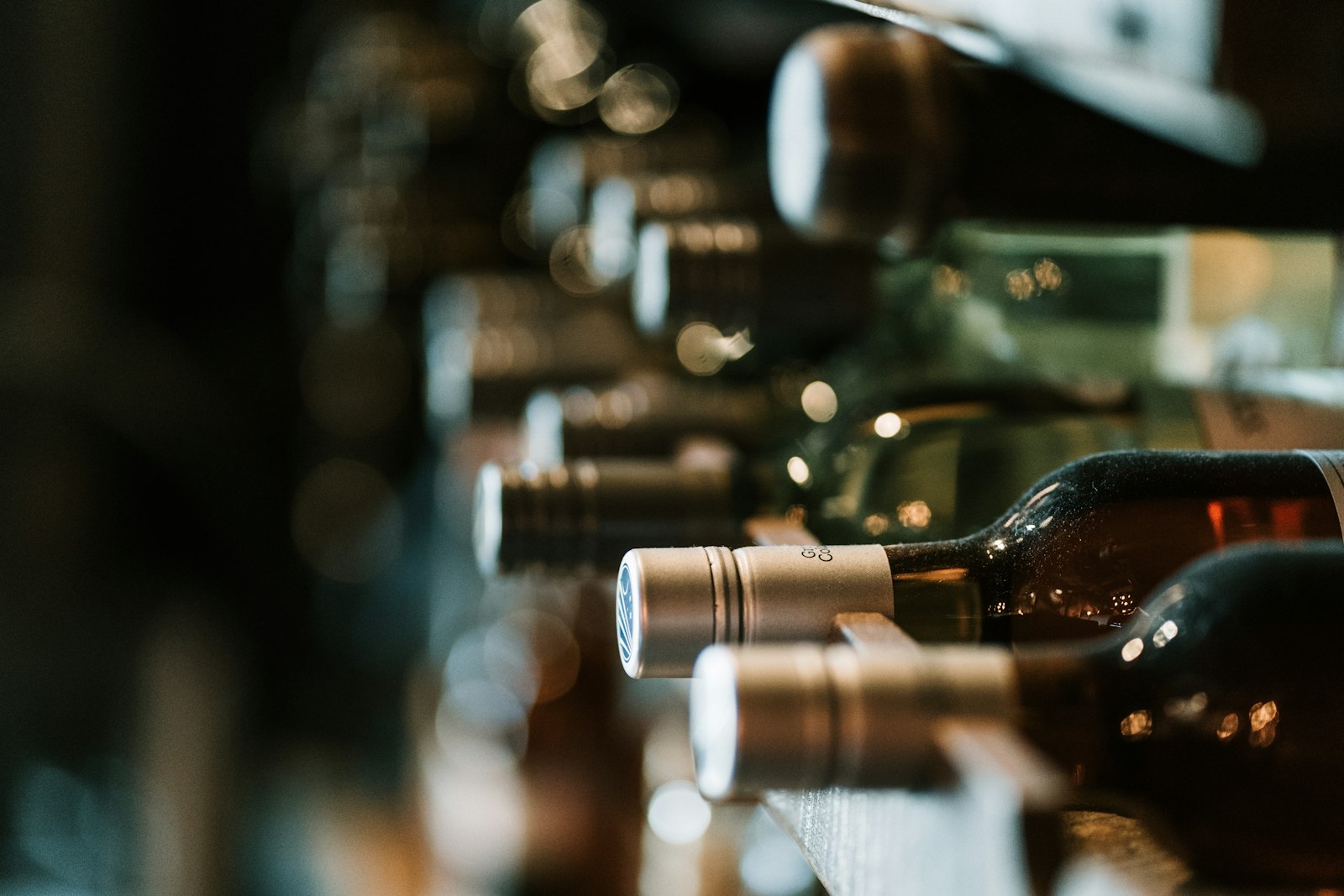 Rayon de bouteilles de vin et produits d'épicerie fine en linéaire