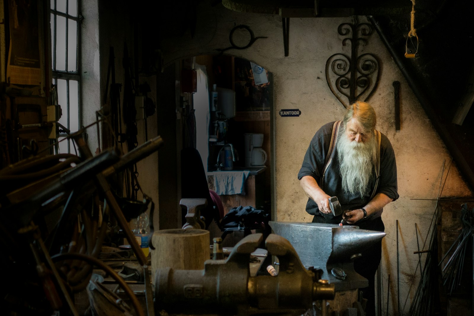 Atelier de ferronnerie avec artisan travaillant le métal